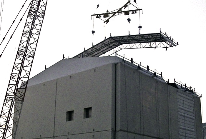 Началась разборка укрытия над реакторным зданием блока №1 АЭС «Фукусима-I».